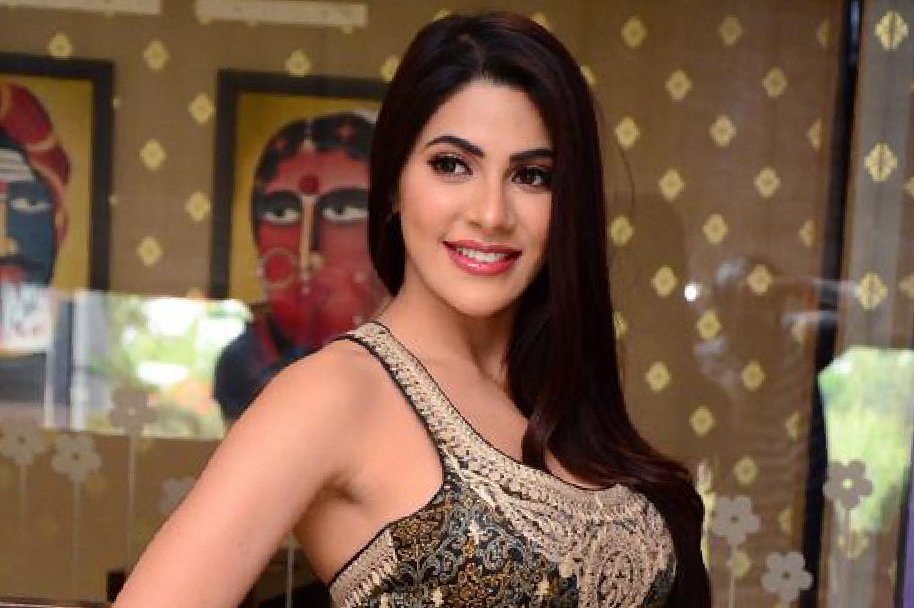 Nikki-Tamboli-at-Kanchana-3-Success-Meet